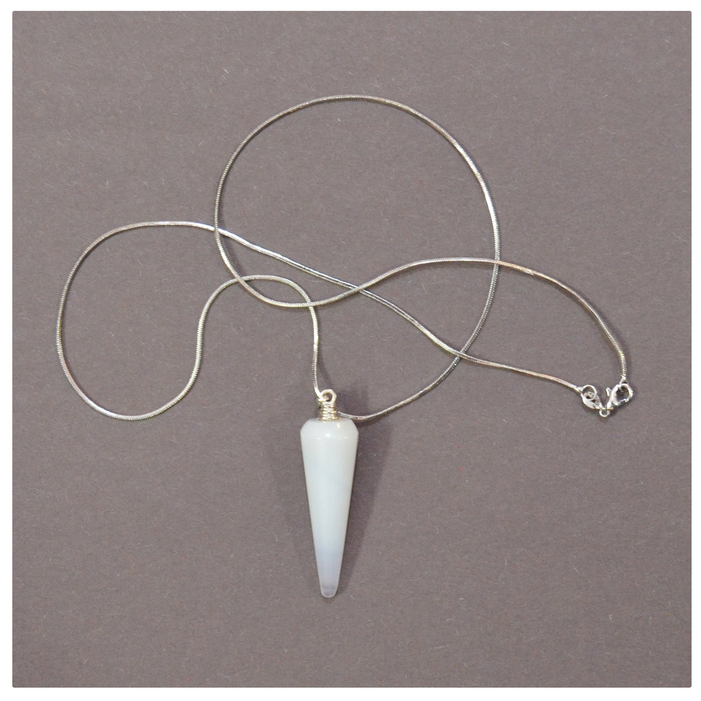 Hangers - Kegelvorm van witte agaat
